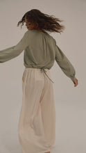 Cargar y reproducir el video en el visor de la galería, Camicia con Coulisse in Voile di Cotone Italiano
